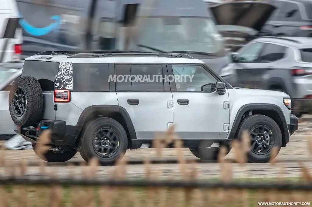 纯电硬核越野：Jeep 量产版 Recon SUV 路测图曝光
