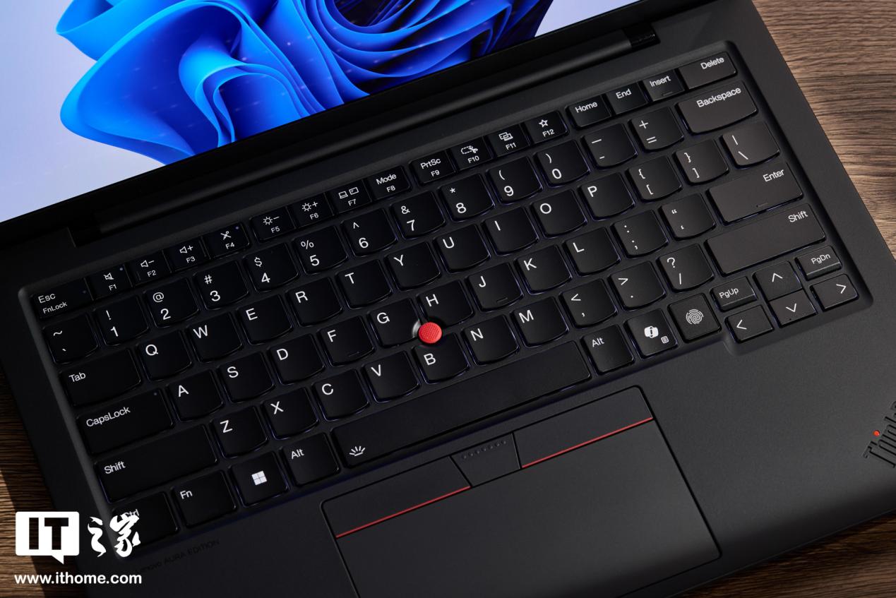 【IT之家评测室】986g 超轻 AI PC 酷睿 Ultra 本，联想 ThinkPad X1 Carbon 2025 Aura 评测