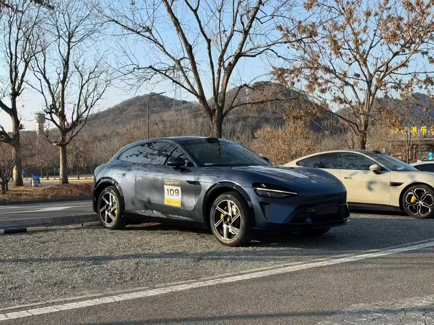 小米 YU7 SUV 实车再曝光：采用括号状转向灯