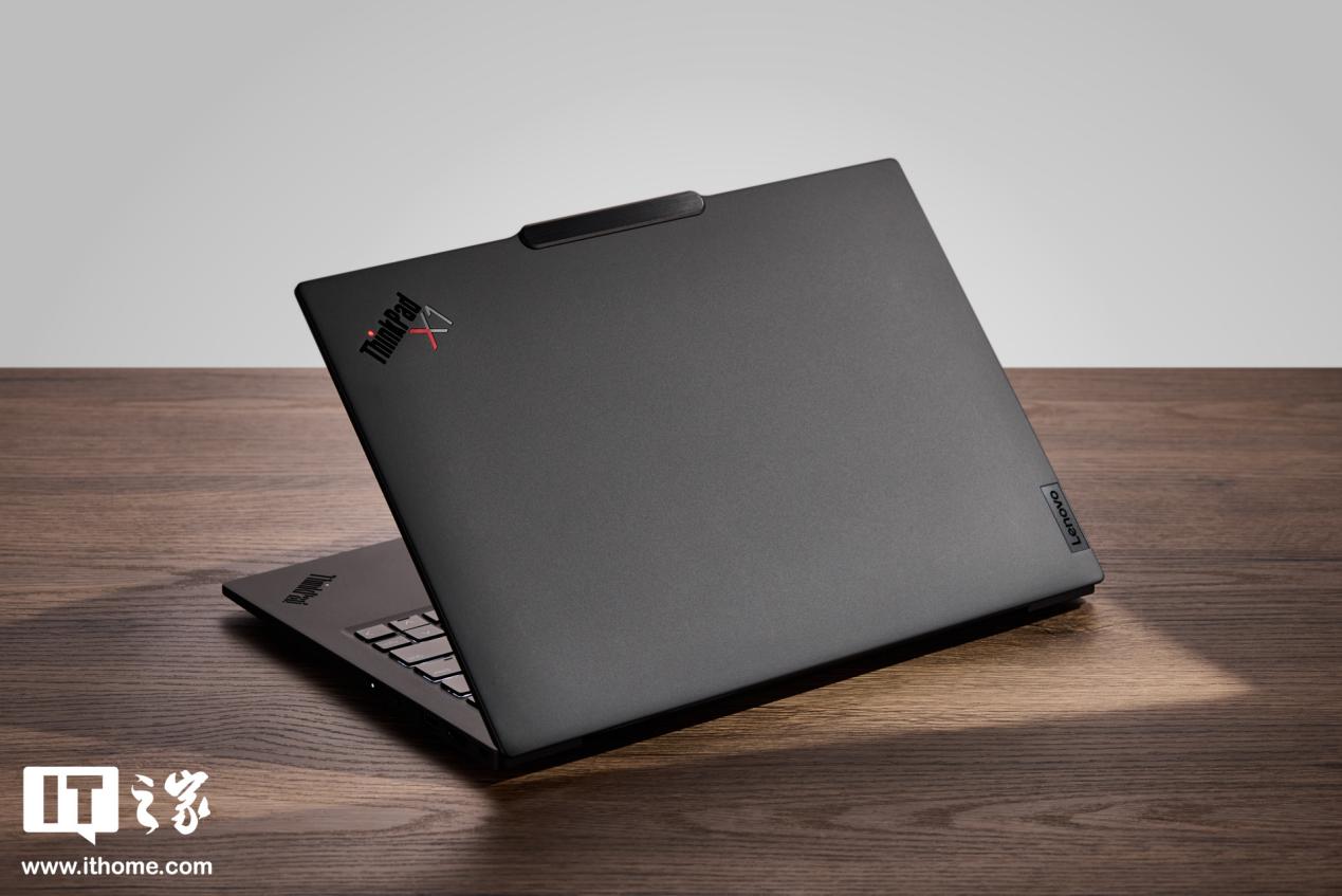 【IT之家评测室】986g 超轻 AI PC 酷睿 Ultra 本，联想 ThinkPad X1 Carbon 2025 Aura 评测