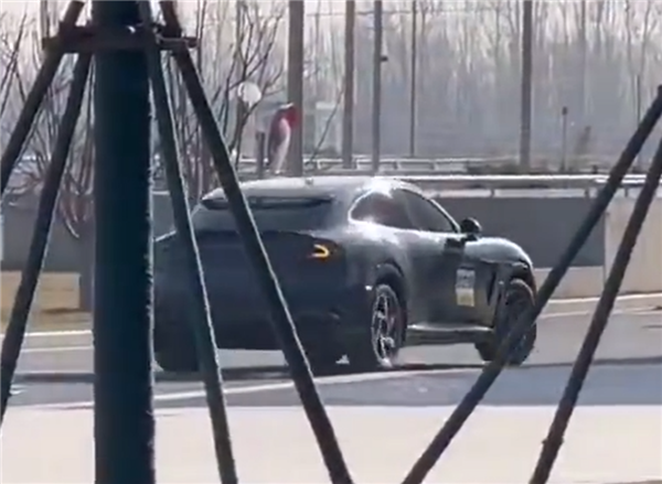 小米 YU7 SUV 实车再曝光：采用括号状转向灯