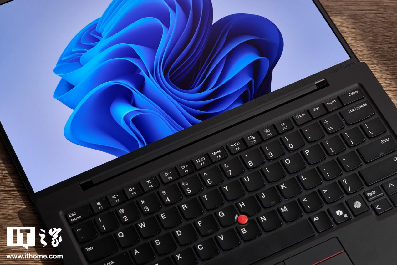 【IT之家评测室】986g 超轻 AI PC 酷睿 Ultra 本，联想 ThinkPad X1 Carbon 2025 Aura 评测