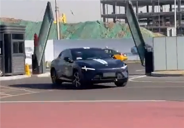小米 YU7 SUV 实车再曝光：采用括号状转向灯