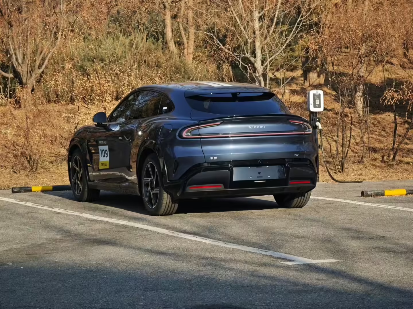 小米 YU7 SUV 实车再曝光：采用括号状转向灯