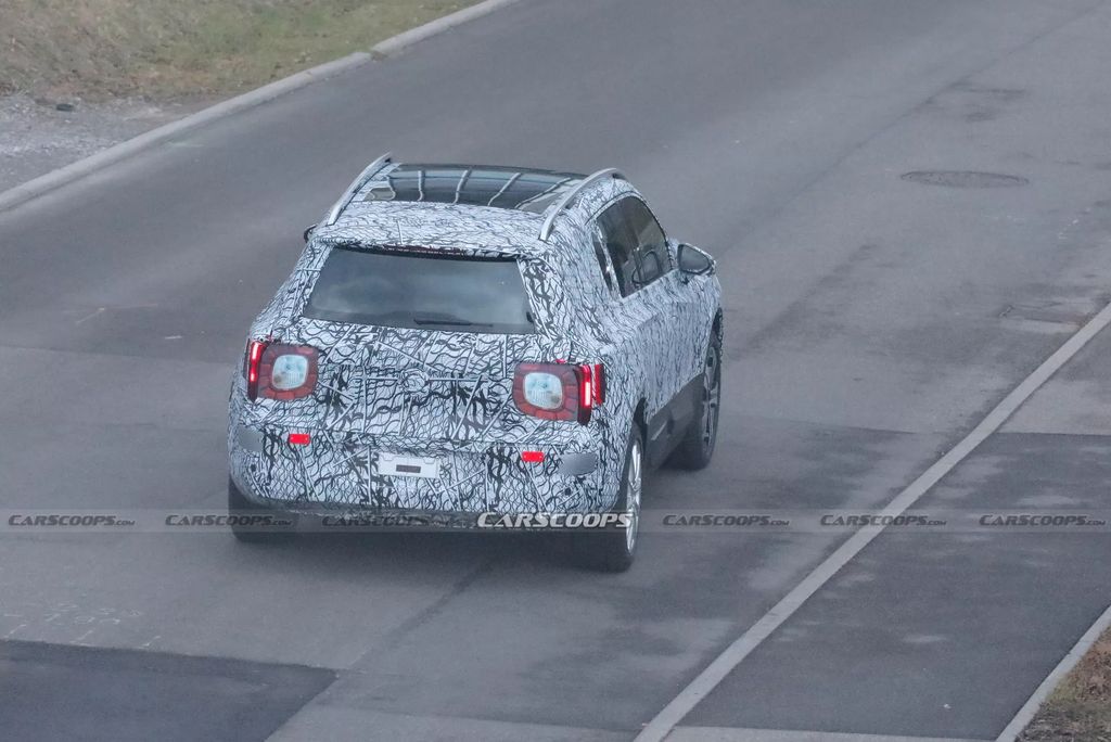 2026 电动款梅赛德斯-奔驰 GLB SUV 路测图首曝：MMA 平台，最长续航 750 公里