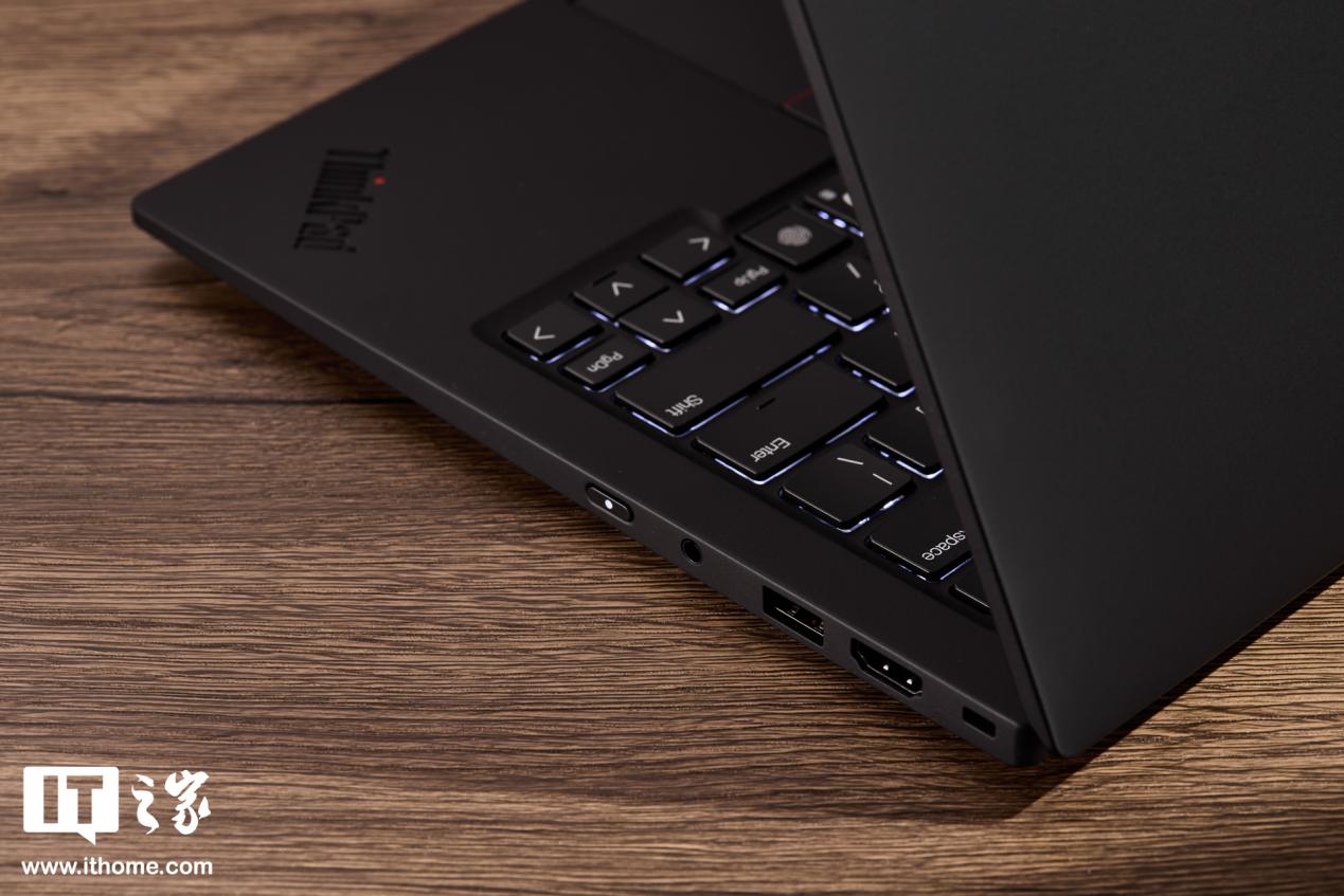 【IT之家评测室】986g 超轻 AI PC 酷睿 Ultra 本，联想 ThinkPad X1 Carbon 2025 Aura 评测