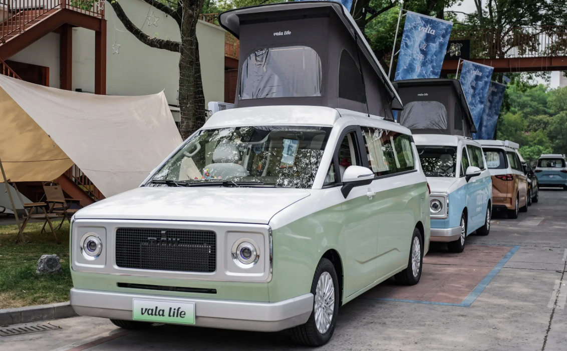 北汽制造自由王国 vala 宿旅车“纯电版 pro”上市：自带升顶躺卧结构、续航 505 公里，26.8 万元