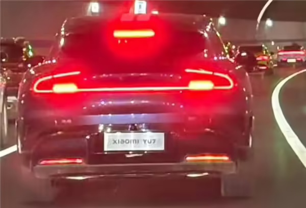 小米 YU7 SUV 实车再曝光：采用括号状转向灯