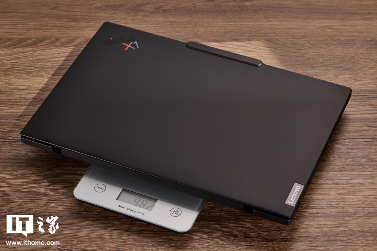 【IT之家评测室】986g 超轻 AI PC 酷睿 Ultra 本，联想 ThinkPad X1 Carbon 2025 Aura 评测