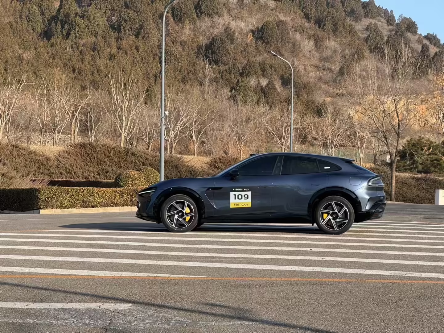 小米 YU7 SUV 实车再曝光：采用括号状转向灯
