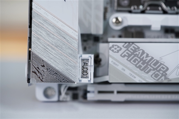 纯白迷你小板！技嘉冰雕X870I AORUS PRO ICE主板图赏