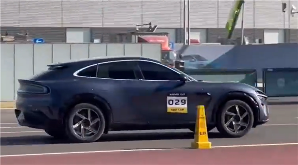 小米 YU7 SUV 实车再曝光：采用括号状转向灯