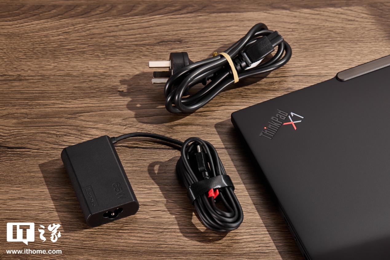 【IT之家评测室】986g 超轻 AI PC 酷睿 Ultra 本，联想 ThinkPad X1 Carbon 2025 Aura 评测