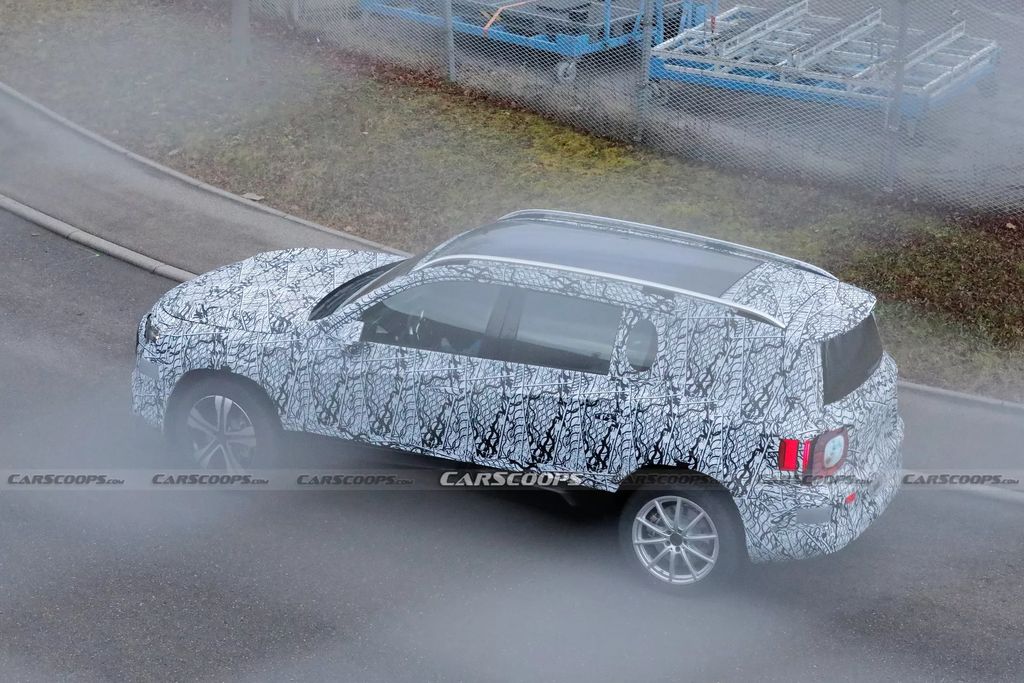 2026 电动款梅赛德斯-奔驰 GLB SUV 路测图首曝：MMA 平台，最长续航 750 公里