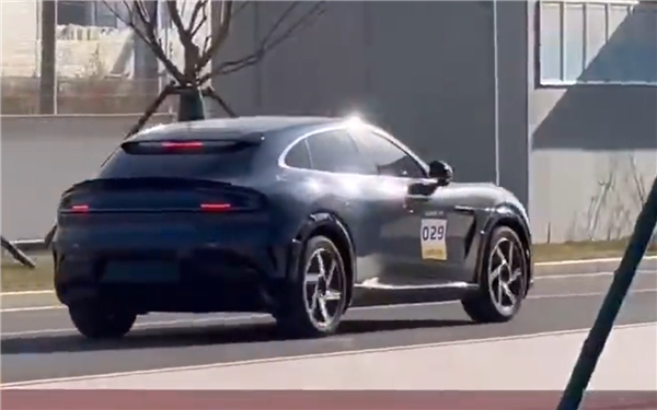 小米 YU7 SUV 实车再曝光：采用括号状转向灯
