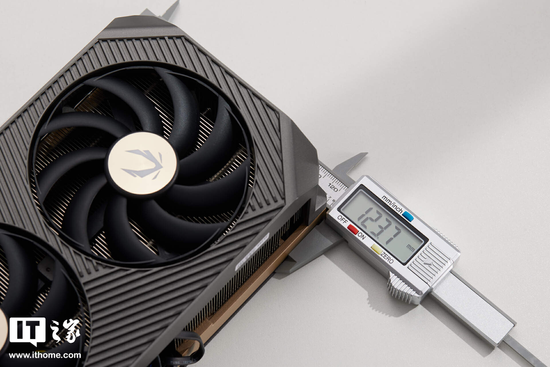 【IT之家开箱】索泰 GEFORCE RTX 5090 D 32GB SOLID OC 显卡图赏：简洁有序，硬朗科技