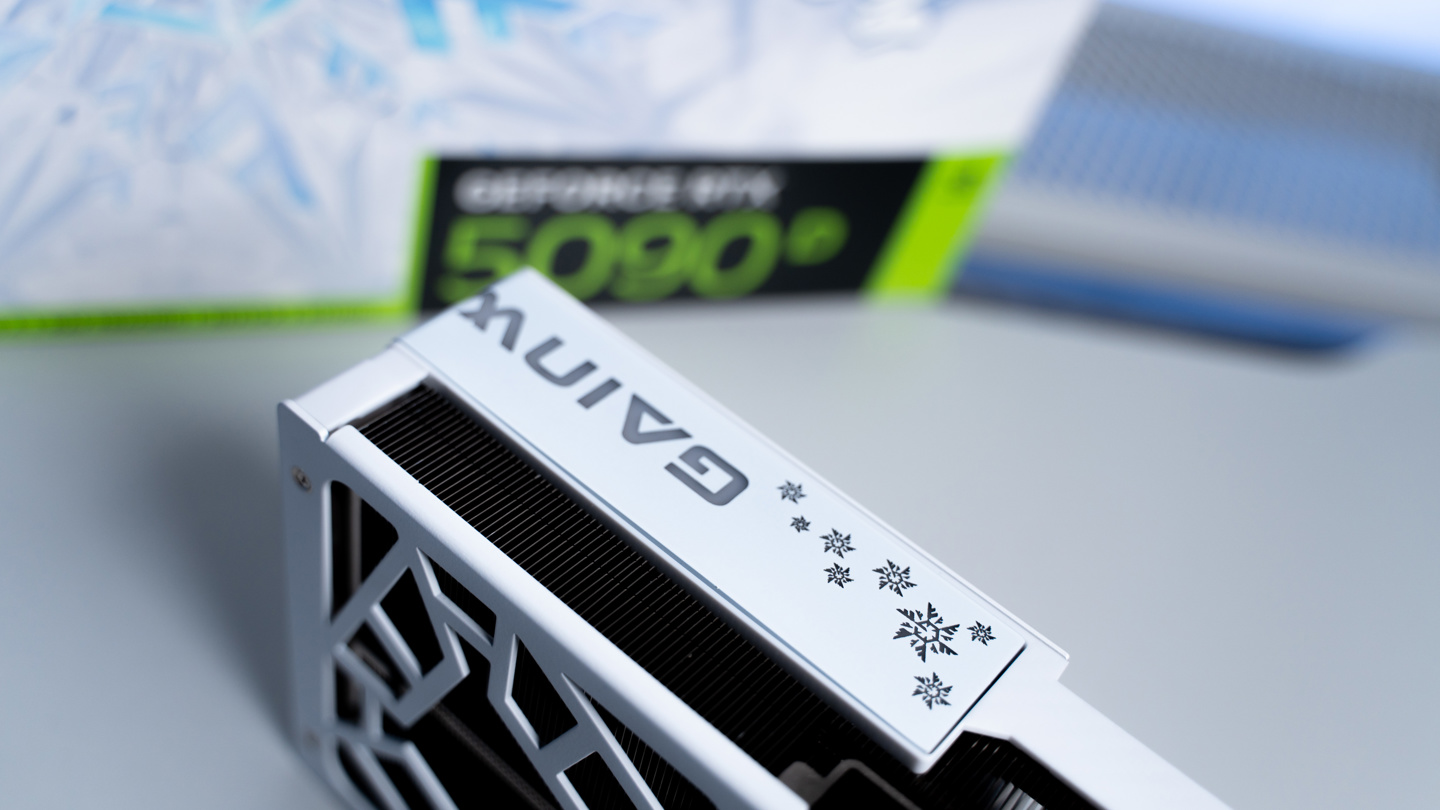 白色雪花主题，耕升展示 GeForce RTX 5090 D 踏雪显卡外观设计