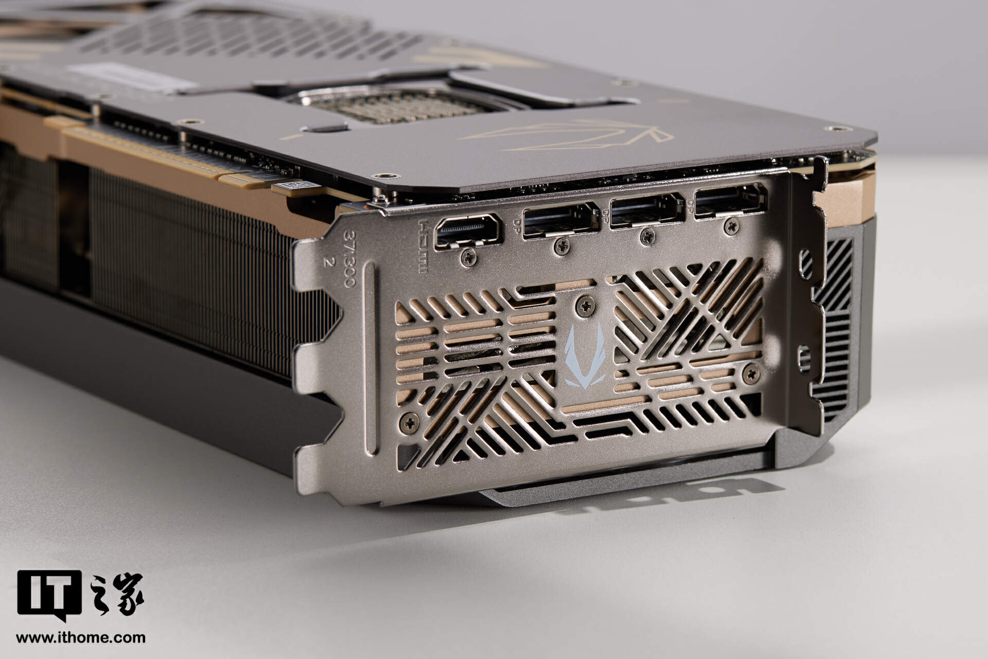 【IT之家开箱】索泰 GEFORCE RTX 5090 D 32GB SOLID OC 显卡图赏：简洁有序，硬朗科技
