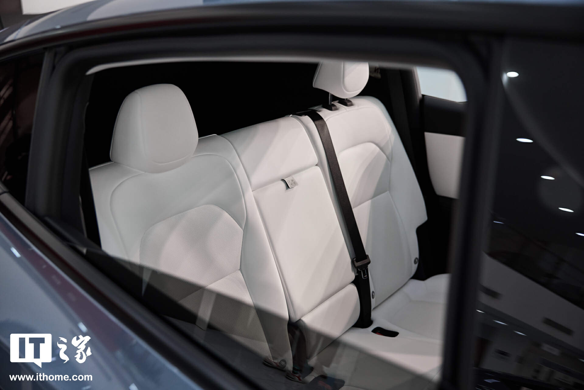 【IT之家图赏】特斯拉焕新 Model Y「冰河蓝」实拍：保留转向灯拨杆，全新漫反射式尾灯