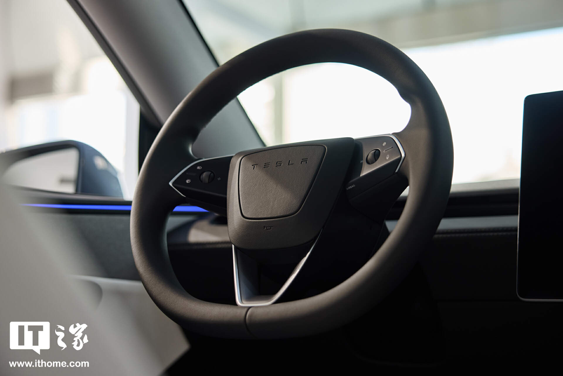 【IT之家图赏】特斯拉焕新 Model Y「冰河蓝」实拍：保留转向灯拨杆，全新漫反射式尾灯