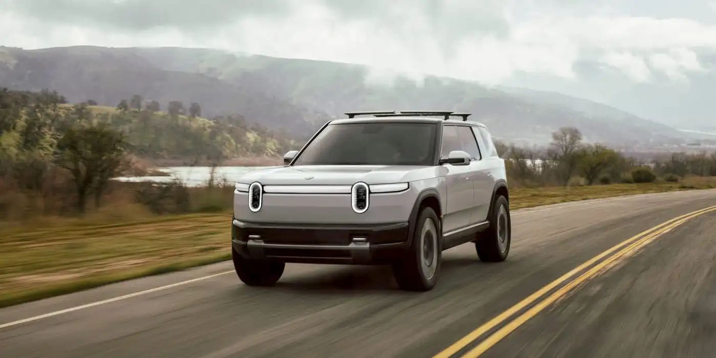 美国造车新势力 Rivian 挑战特斯拉：目标 2026 年实现“无需注视”自动驾驶