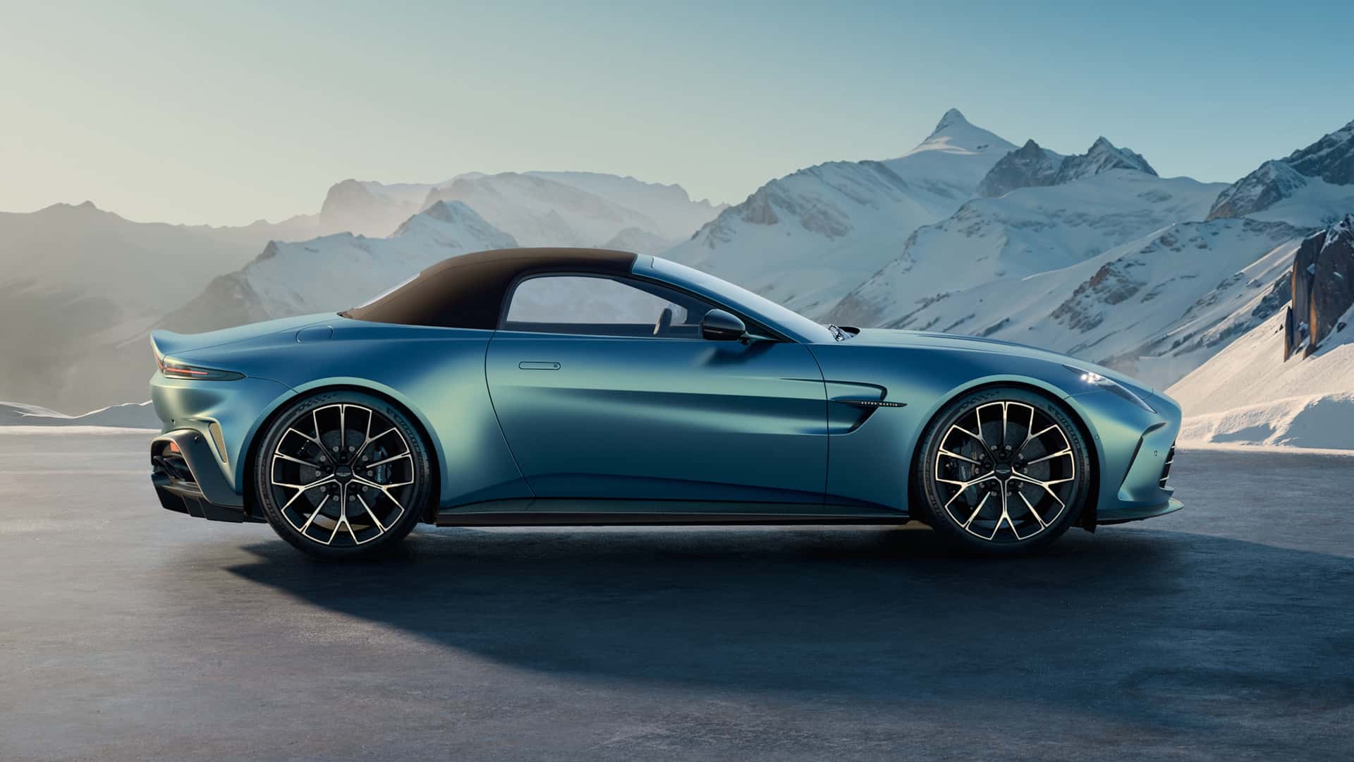 阿斯顿・马丁推出 Vantage Roadster 敞篷跑车：敞篷开合仅需 6.8 秒