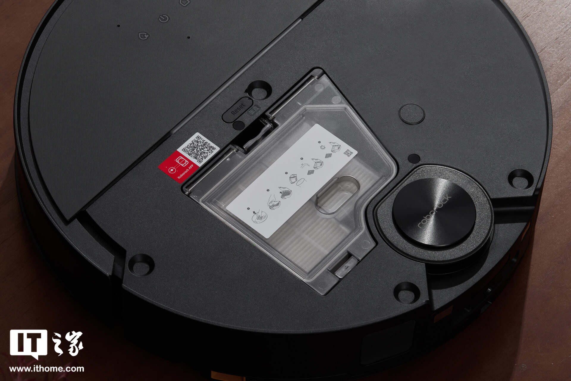 【IT之家图赏】石头自清洁扫拖机器人 G30 实拍：升级 22000Pa 大吸力，配备升降 LDS 与三线结构光