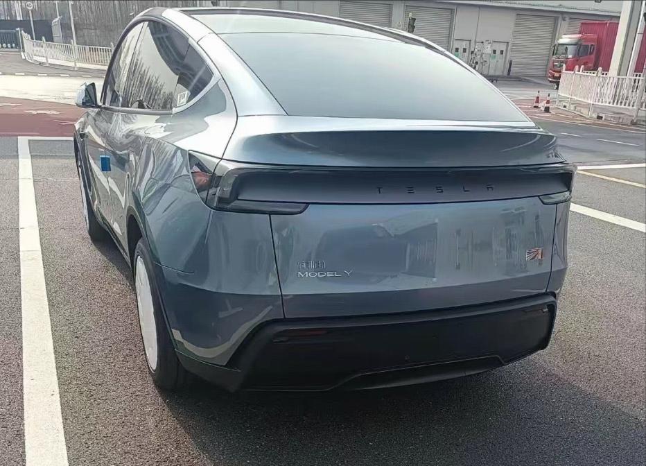 26.35 万元起，特斯拉焕新 Model Y 冰河蓝实车曝光