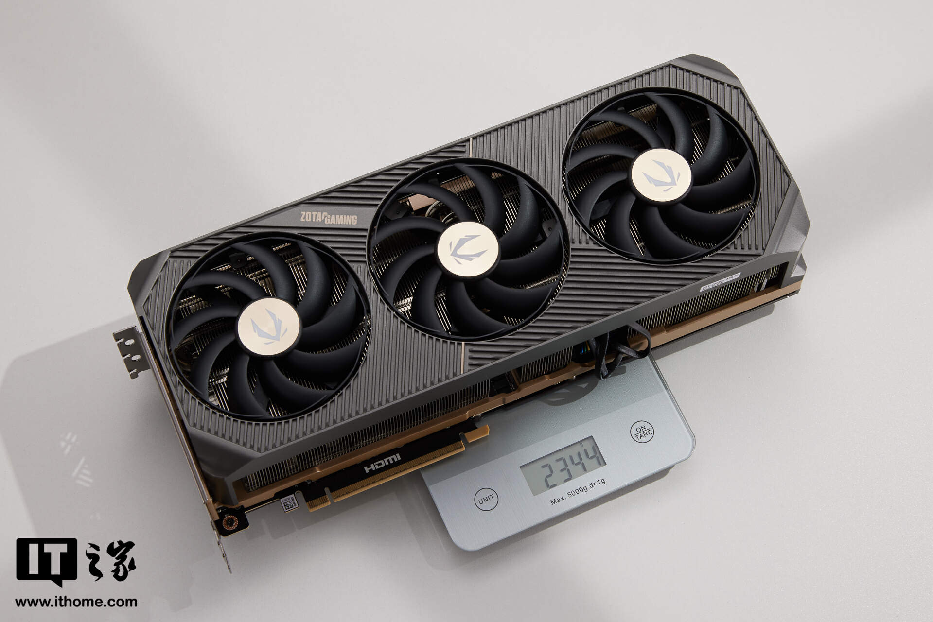 【IT之家开箱】索泰 GEFORCE RTX 5090 D 32GB SOLID OC 显卡图赏：简洁有序，硬朗科技