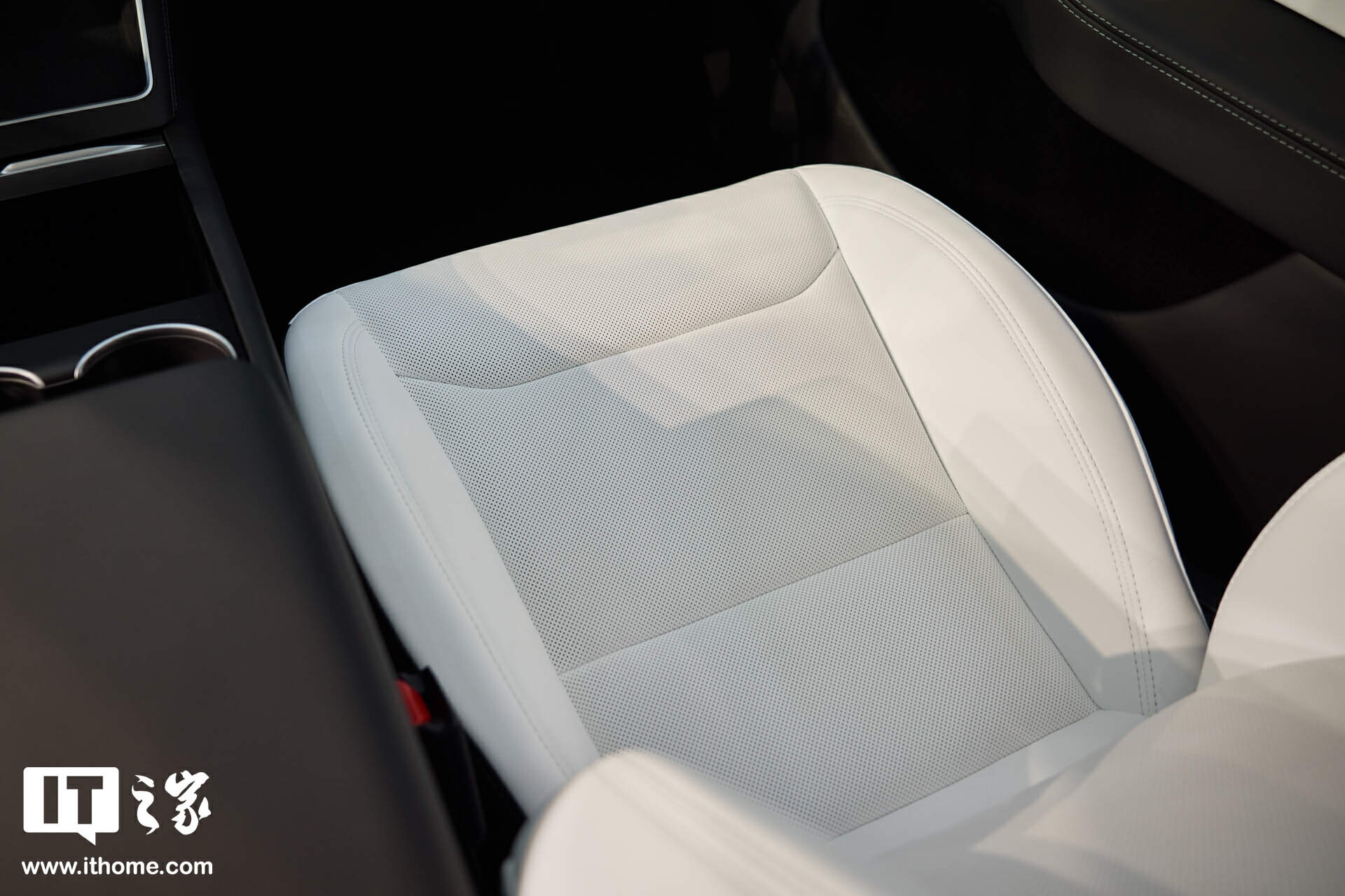 【IT之家图赏】特斯拉焕新 Model Y「冰河蓝」实拍：保留转向灯拨杆，全新漫反射式尾灯