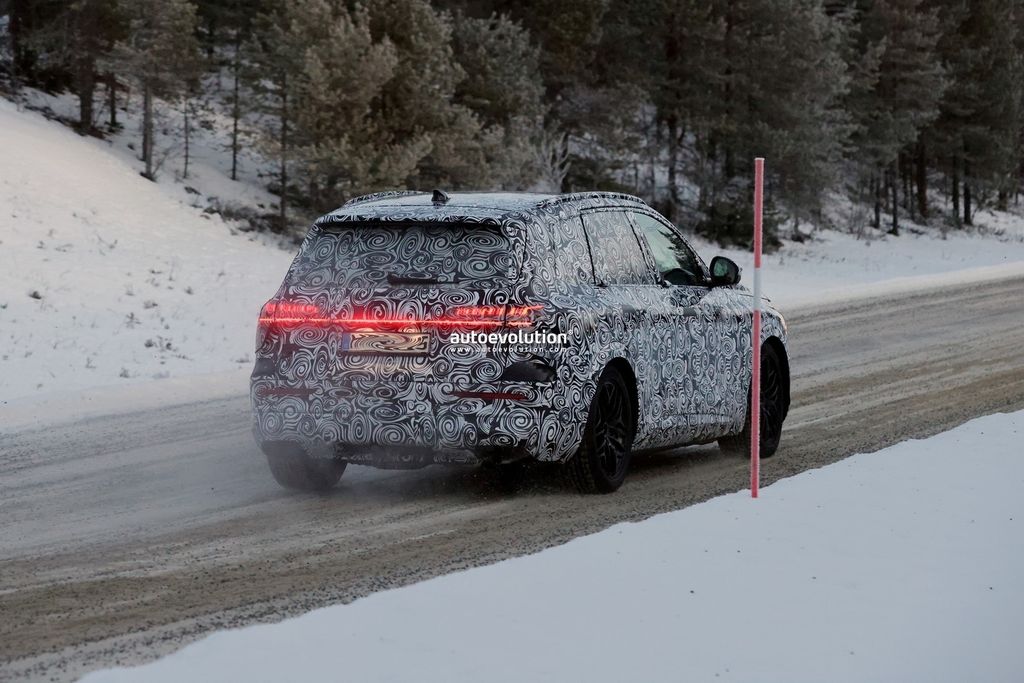 第三代奥迪 Q7 豪华七座 SUV 路测图曝光，隐藏式门把手