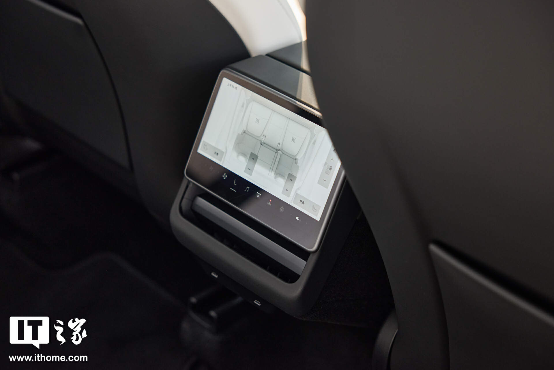 【IT之家图赏】特斯拉焕新 Model Y「冰河蓝」实拍：保留转向灯拨杆，全新漫反射式尾灯