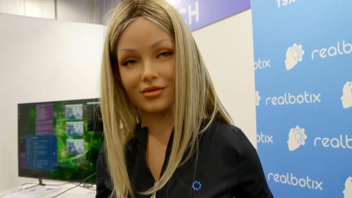 高度拟人化机器人 Aria 现身 CES 2025：可换脸、换发型，专为陪伴设计