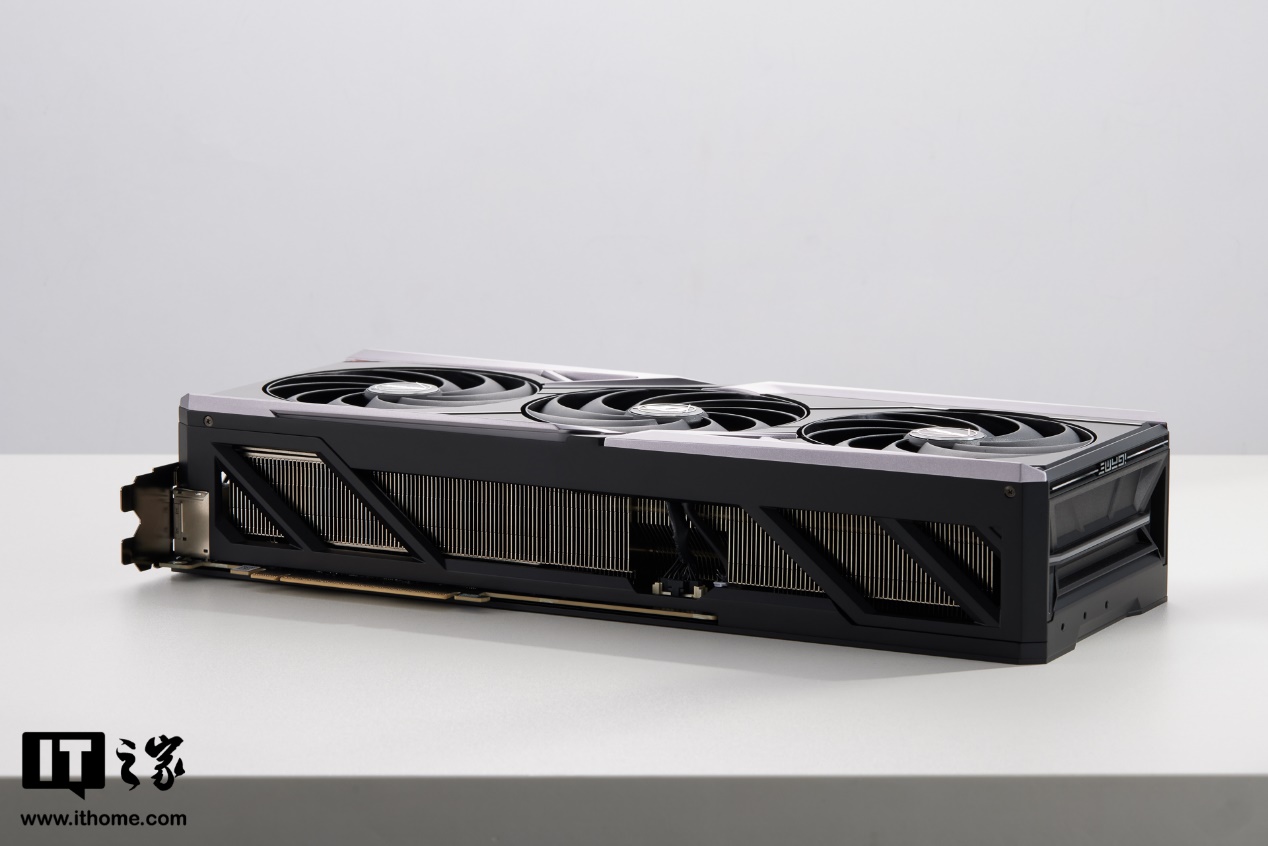 【IT之家开箱】iGame GeForce RTX 5090 D Vulcan OC 显卡图赏：银黑战甲，帅字当头