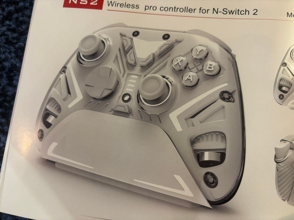 任天堂 Switch 2 掌机机模首秀：新增 USB 端口、磁吸 Joy-Con，8 英寸屏幕