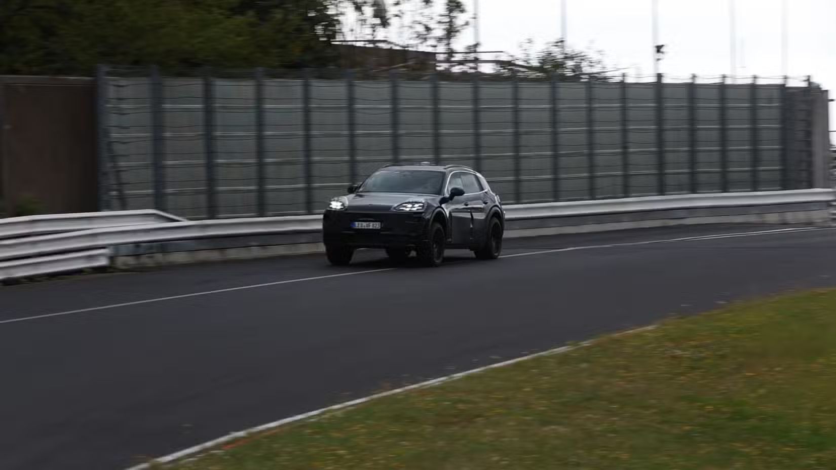 电动猛兽：保时捷 EV 版卡宴 SUV 在纽博格林赛道上狂飙