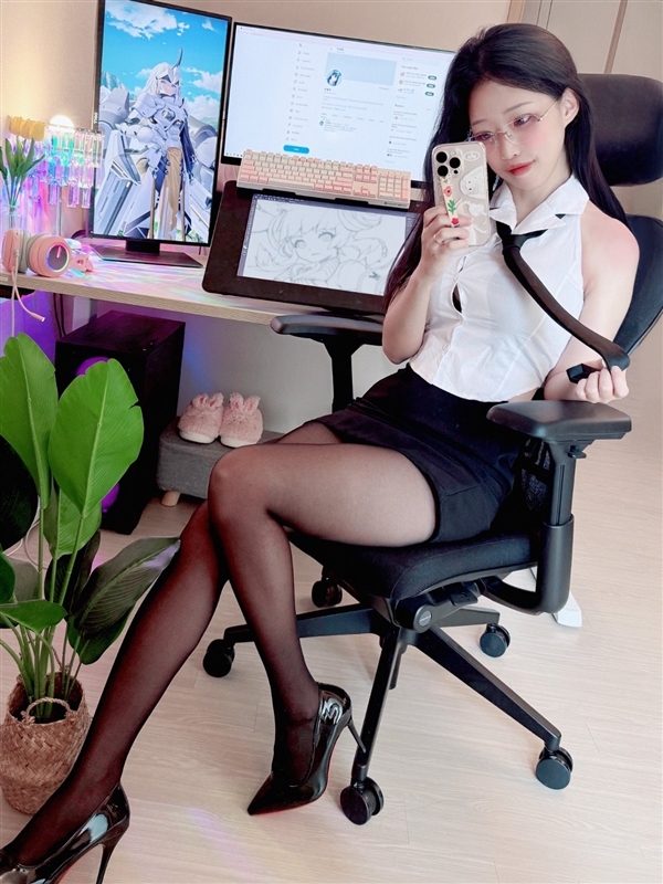 PS5 Pro堆成山！《剑星》开发商美女员工晒公司年终奖