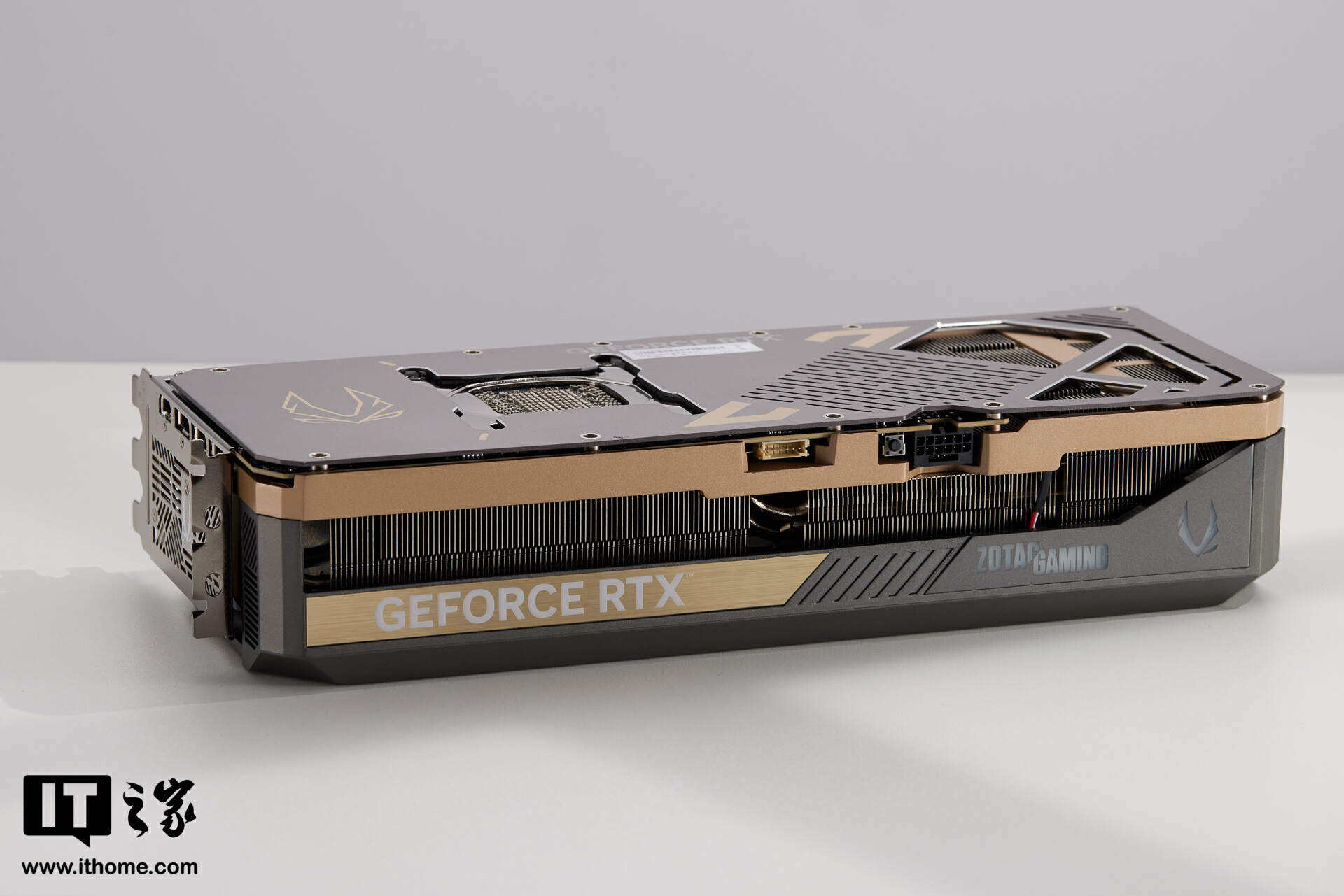 【IT之家开箱】索泰 GEFORCE RTX 5090 D 32GB SOLID OC 显卡图赏：简洁有序，硬朗科技