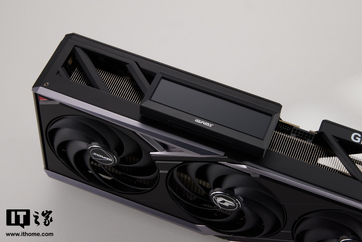 【IT之家开箱】iGame GeForce RTX 5090 D Vulcan OC 显卡图赏：银黑战甲，帅字当头