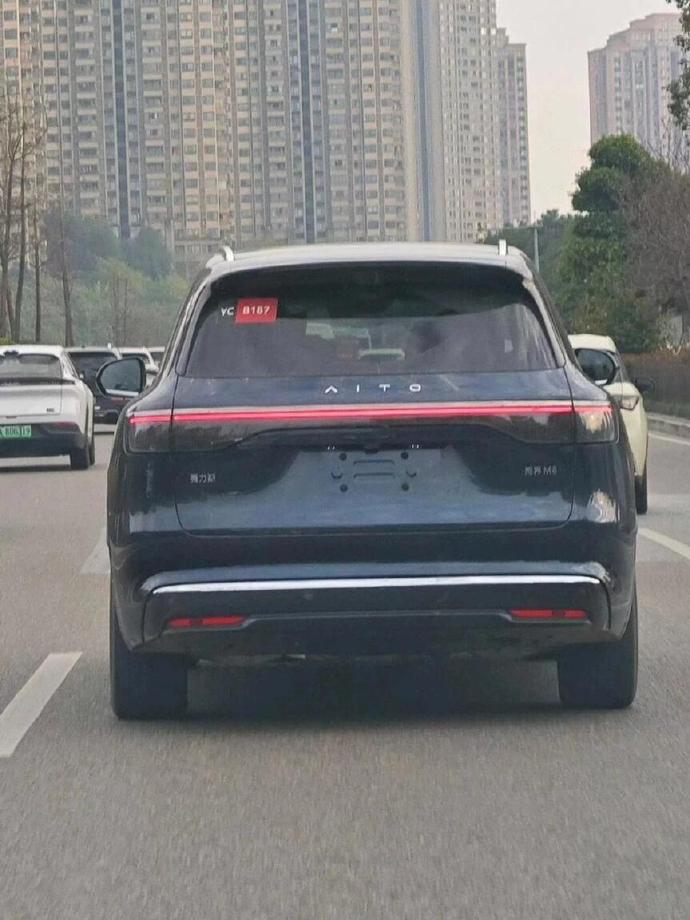 彻底脱去伪装，鸿蒙智行问界 M8 大量实车谍照曝光