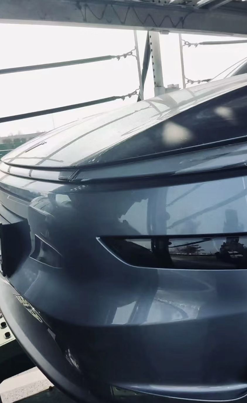 新款特斯拉 Model Y 实车再曝光：保留转向灯拨杆