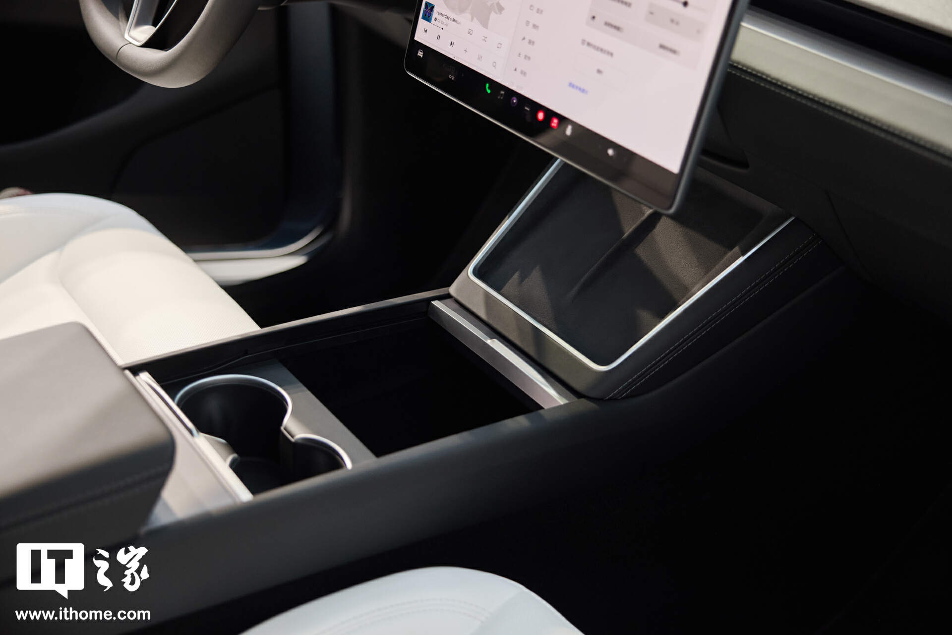 【IT之家图赏】特斯拉焕新 Model Y「冰河蓝」实拍：保留转向灯拨杆，全新漫反射式尾灯