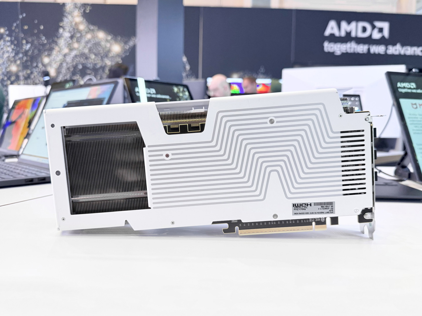 XFX 讯景展出两款 AMD Radeon RX 9070 (XT) 显卡，简洁现代设计