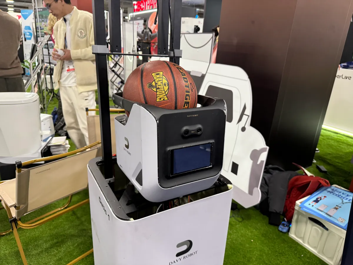 智能篮球训练机器人 Datic 1 亮相 CES 2025：AI 追踪 + 自动回传，售价 1000 美元
