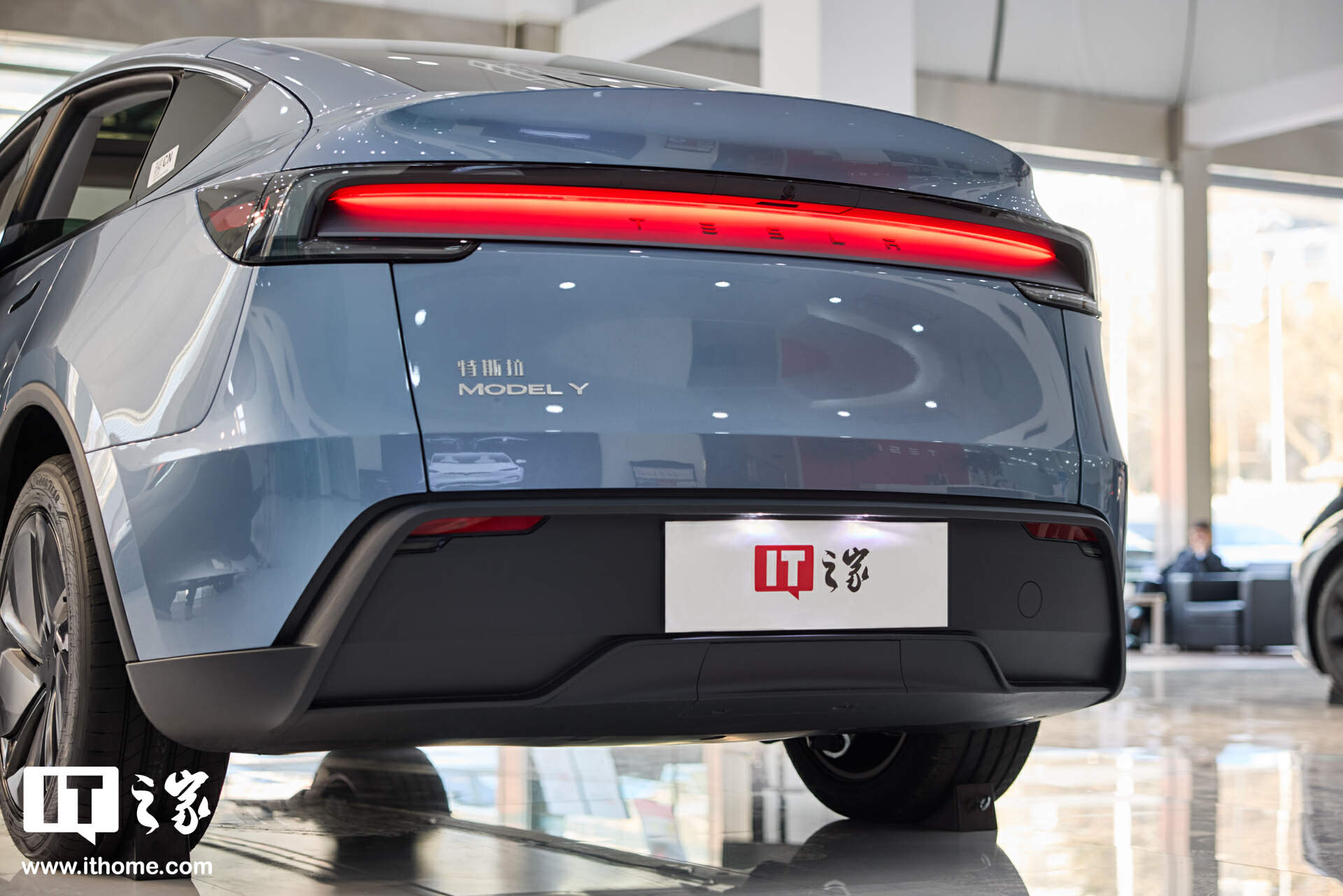 【IT之家图赏】特斯拉焕新 Model Y「冰河蓝」实拍：保留转向灯拨杆，全新漫反射式尾灯