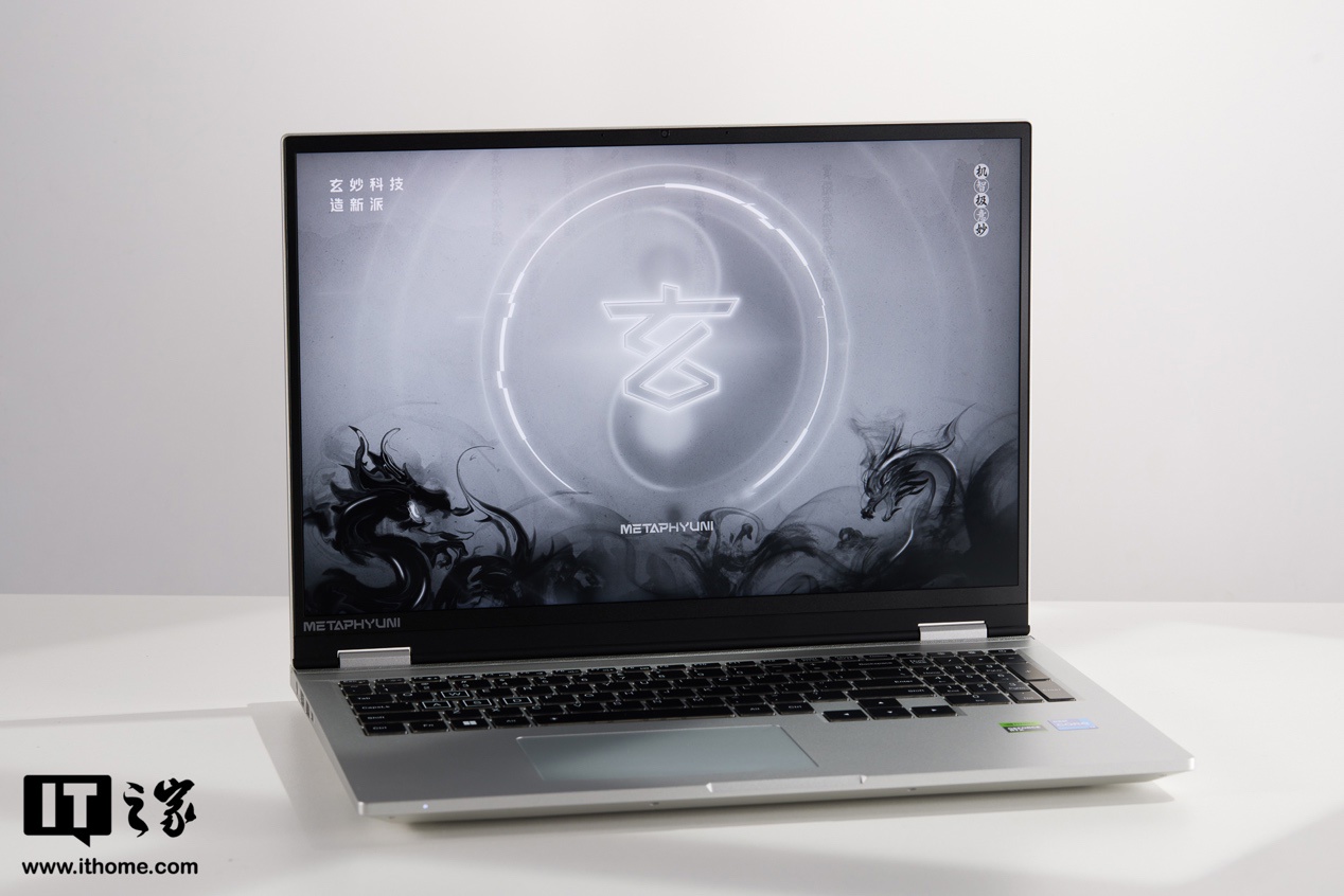 【IT之家开箱】玄派玄极星 16 轻薄独显全能本图赏：银白金属机身，自带 RGB 尾灯