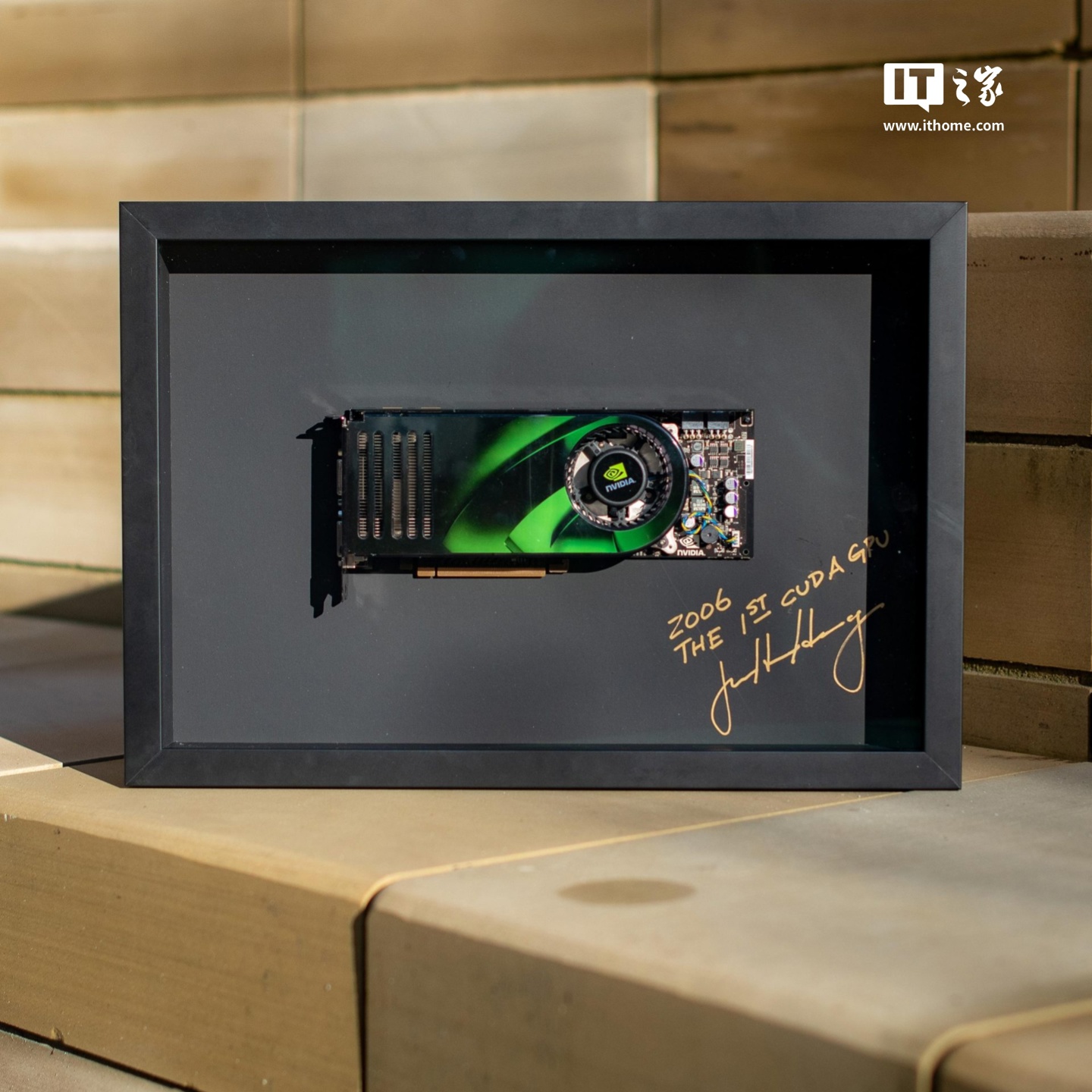英伟达将赠送经典 GeForce 8800 Ultra 显卡，由 CEO 黄仁勋签名