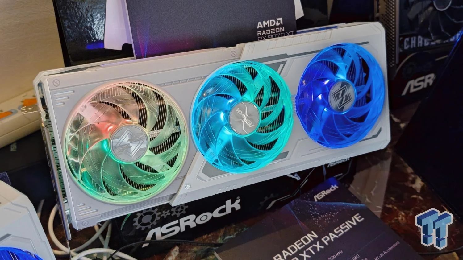 华擎首发 RX 9070 Challenger / Steel Legend 显卡，RGB 炫酷灯效