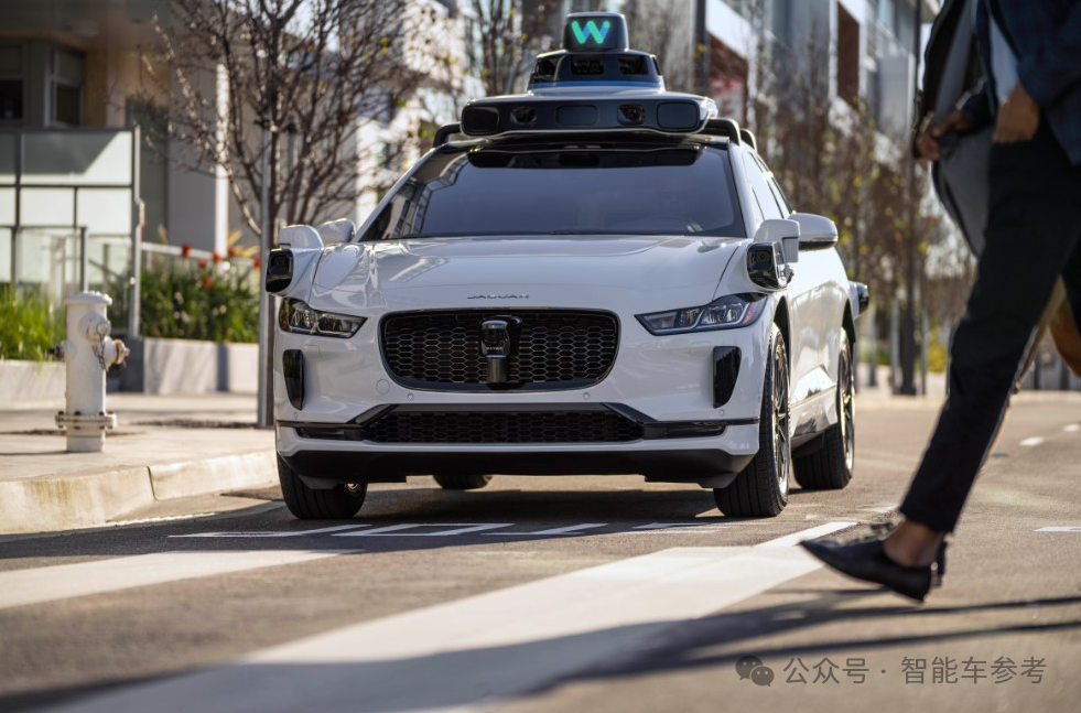 Waymo 出了“科技车祸”：Robotaxi 与机器人街头相撞，沉默一分钟淡定离场