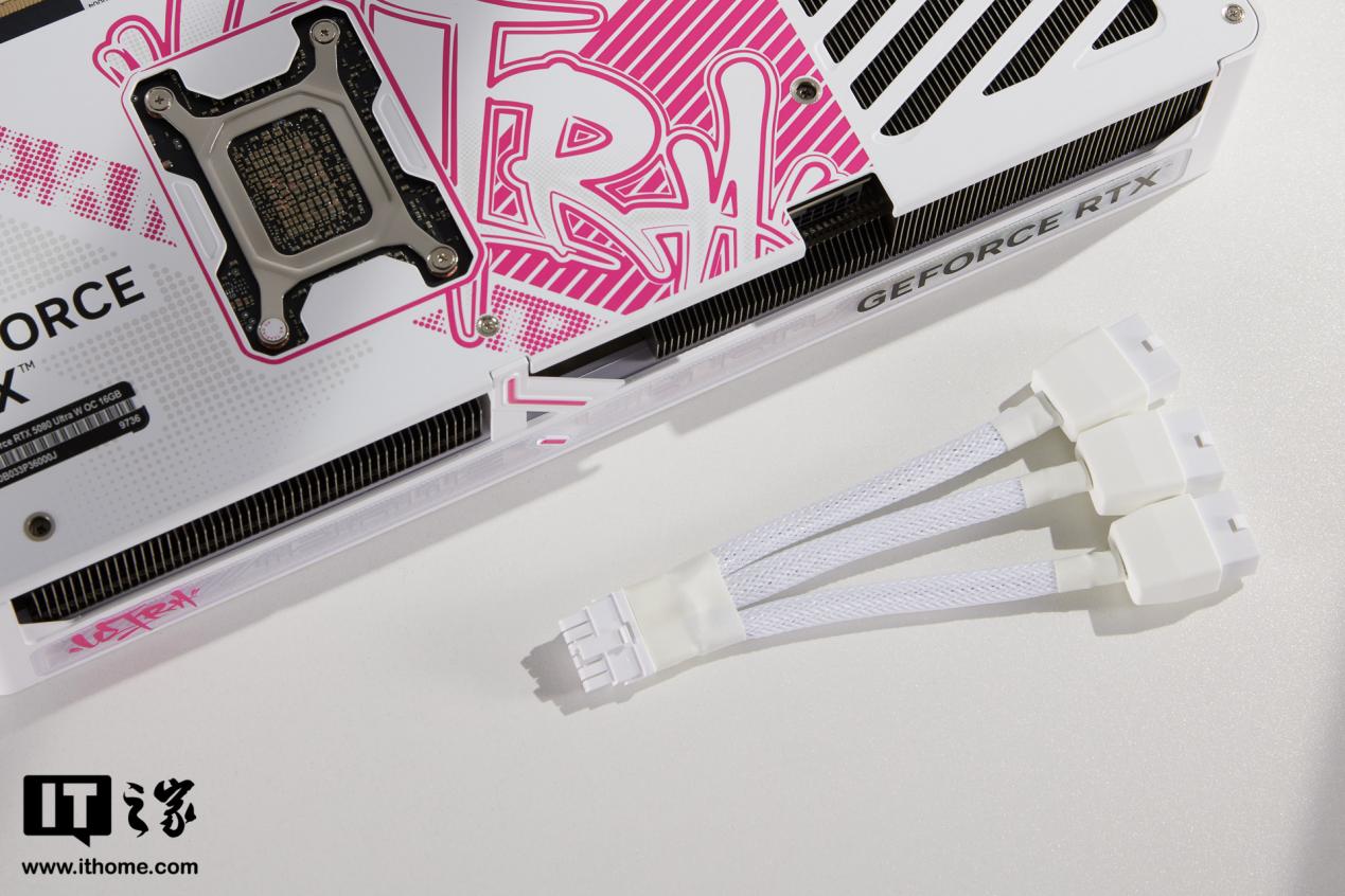 【IT之家开箱】七彩虹 iGame GeForce RTX 5080 Ultra W OC 16GB 显卡图赏：嘻哈风格独树一帜
